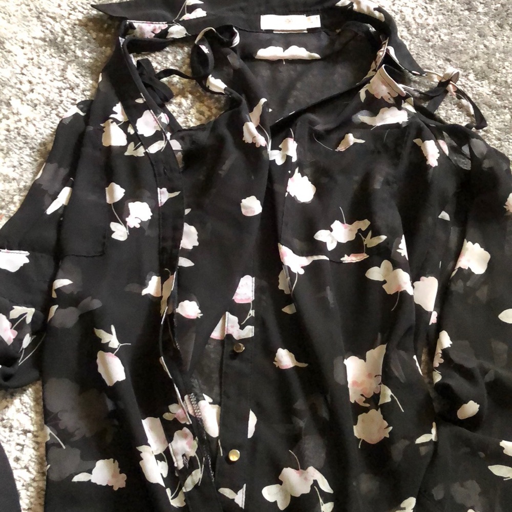 Sheer floral cut-out top - Picture 5 of 5